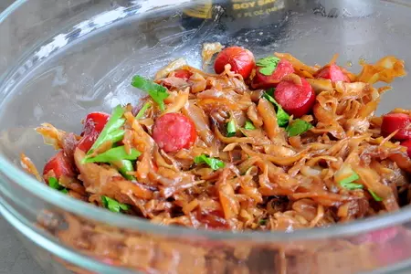 Курица без костей фаршированная капустной солянкой с охотничьими колбасками: шаг 17