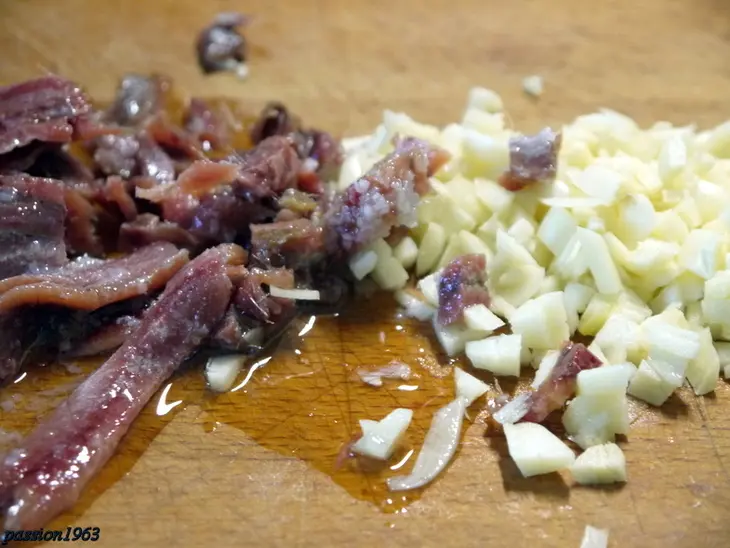 Банья кауда (bagna cauda) – пьемонтский чесночнo-анчоусный соус: шаг 2
