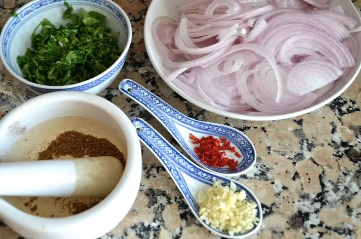 Луковые оладьи (bhaji): шаг 2