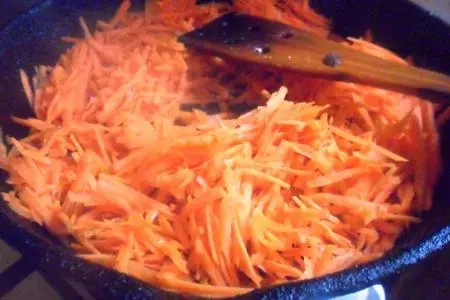 Курица с морковью в сметане: шаг 2