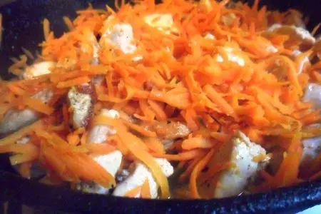 Курица с морковью в сметане: шаг 3