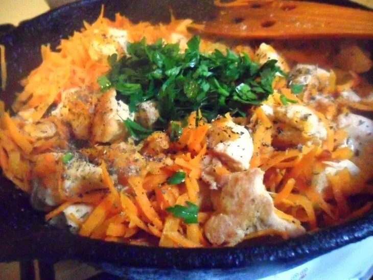 Курица с морковью в сметане: шаг 4