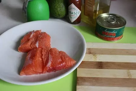 Жареная семга с авокадо и красной икрой: шаг 2