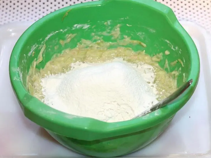 Кабачковый пирог с беконом: шаг 1