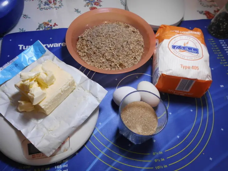 Ореховое печенье с шоколадной начинкой.: шаг 1