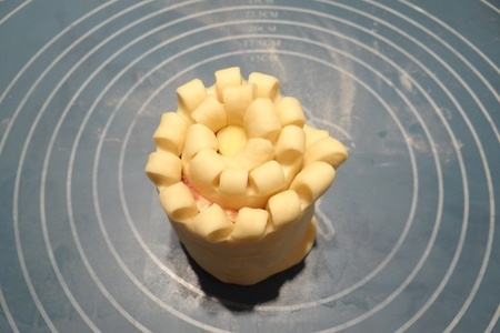 Пирог "цветы" с беконом и сыром чечил: шаг 13