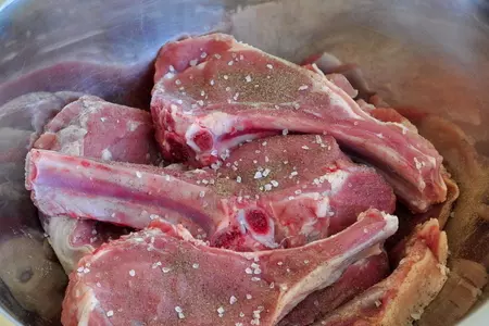 Говядина-гриль на косточке с овощами и зеленым соусом: шаг 2