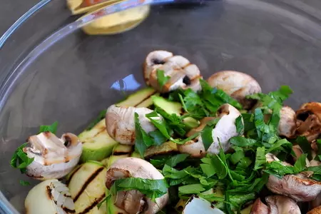 Говядина-гриль на косточке с овощами и зеленым соусом: шаг 8