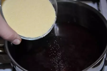 Манная каша на ягодном соке: шаг 3