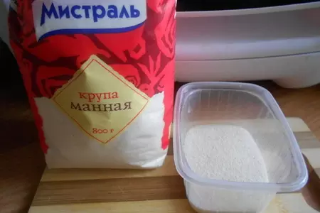 Манная каша с ягодами и орехами кешью: шаг 1