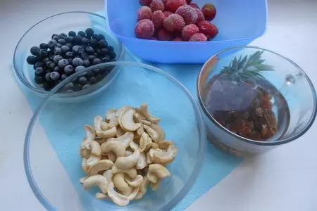 Манная каша с ягодами и орехами кешью: шаг 3