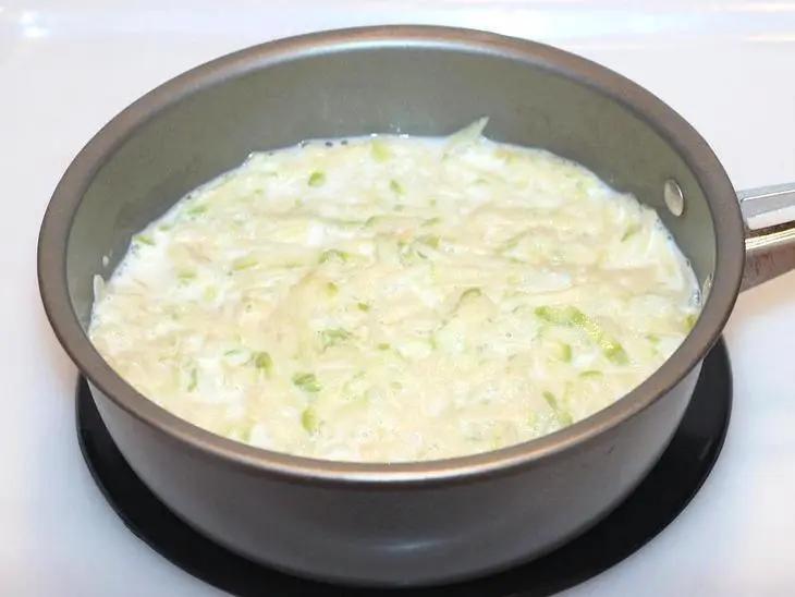Каша гречневая, молочная с кабачком: шаг 5