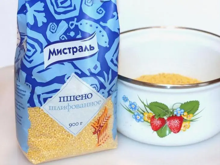 Фруктово - пшенная каша с курагой и орехами: шаг 1