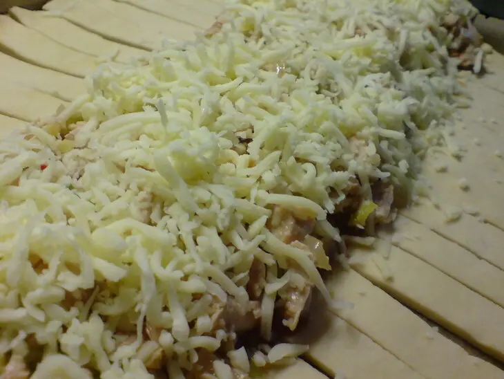 Датская закусочная плетёнка  с мясом индейки и сыром: шаг 4