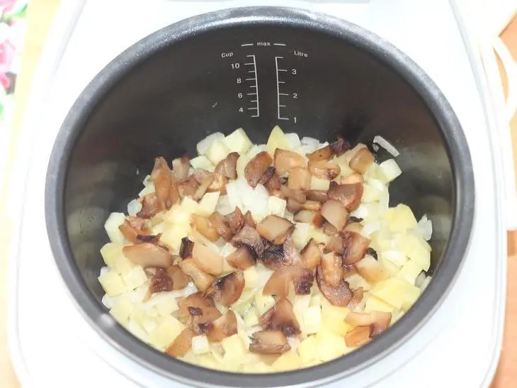 Пирог с картошкой и грибами в мультиварке: шаг 4