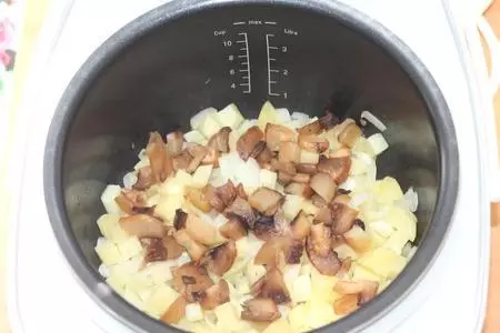 Пирог с картошкой и грибами в мультиварке: шаг 4