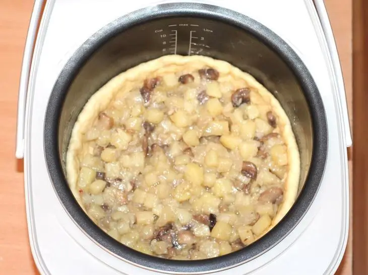 Пирог с картошкой и грибами в мультиварке: шаг 7