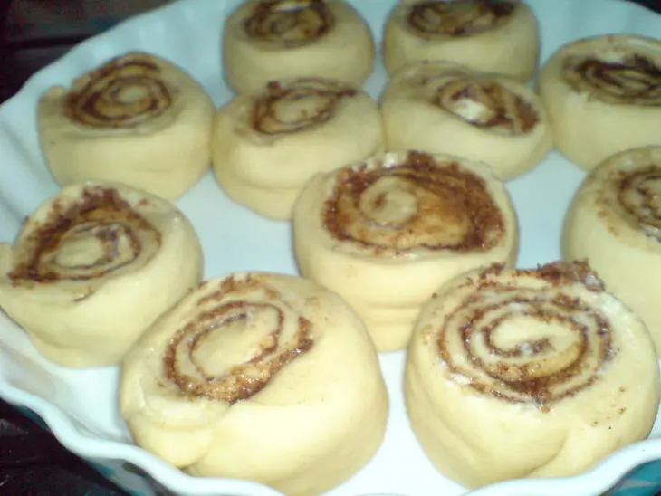 Булочки с корицей в карамельном соусе с жареными орехами//pekanbon: шаг 4