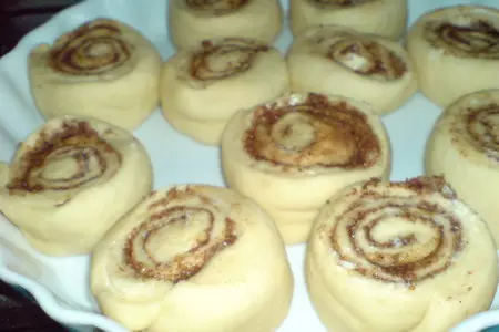 Булочки с корицей в карамельном соусе с жареными орехами//pekanbon: шаг 4