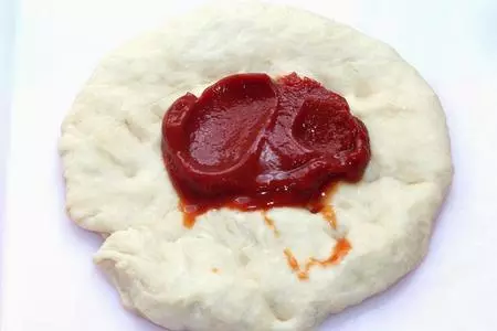 Булочки с чесноком и сыром и пирожки "динозаврики": шаг 3