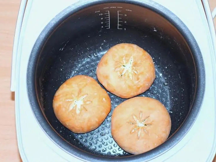 Булочки с чесноком и сыром и пирожки "динозаврики": шаг 12