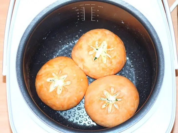 Булочки с чесноком и сыром и пирожки "динозаврики": шаг 13