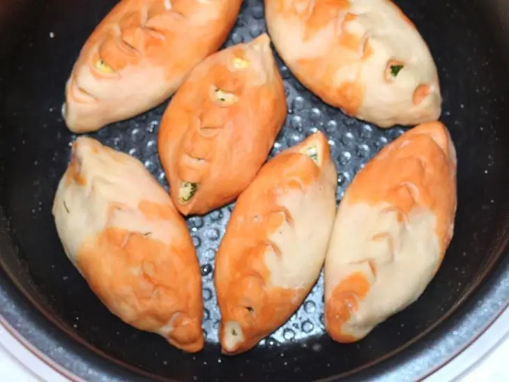 Булочки с чесноком и сыром и пирожки "динозаврики": шаг 17