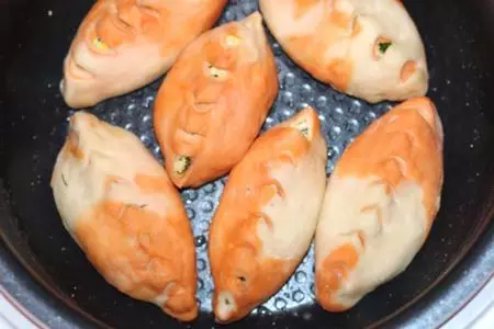 Булочки с чесноком и сыром и пирожки "динозаврики": шаг 17