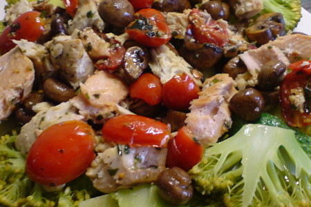 Тёплый салат с лососем и грибами под сырно-сливочным соусом: шаг 7