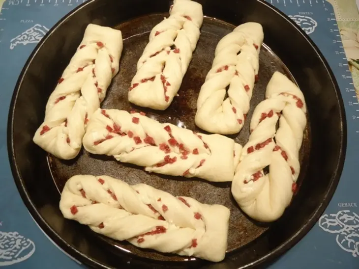 Твисты с салями и моцареллой: шаг 15