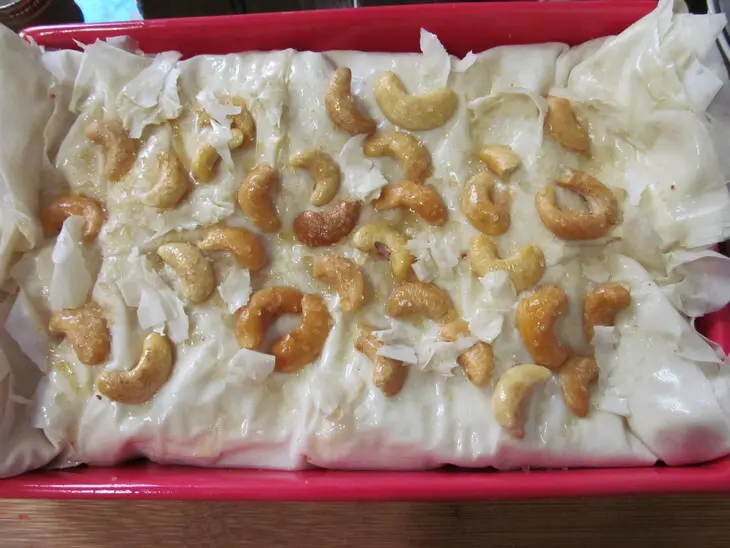 Яблочный пирог с брусникой, корицей и кешью из теста фило! для машеньки (манюша) и всех учителей!: шаг 3