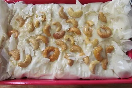Яблочный пирог с брусникой, корицей и кешью из теста фило! для машеньки (манюша) и всех учителей!: шаг 3