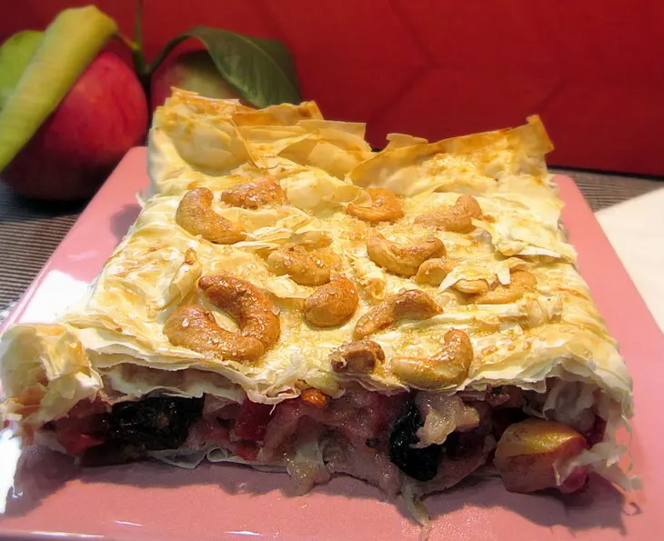 Яблочный пирог с брусникой, корицей и кешью из теста фило! для машеньки (манюша) и всех учителей!: шаг 4