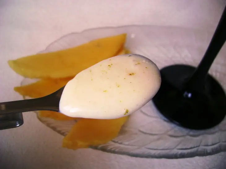 Ласси с манго, овсяными хлопьями и медом.: шаг 4