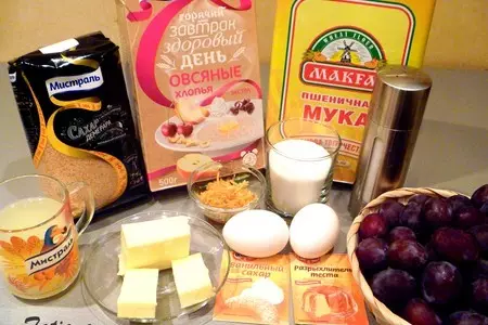 Пирог сливовый с овсяным штрейзелем: шаг 1