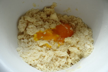 Яблочная шарлотка из песочного теста с меренгой и грецкими орехами: шаг 1