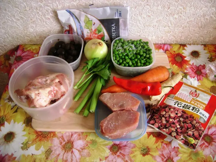 Ароматный суп по-китайски с овощами, лапшой и фаршированными фрикадельками: шаг 1