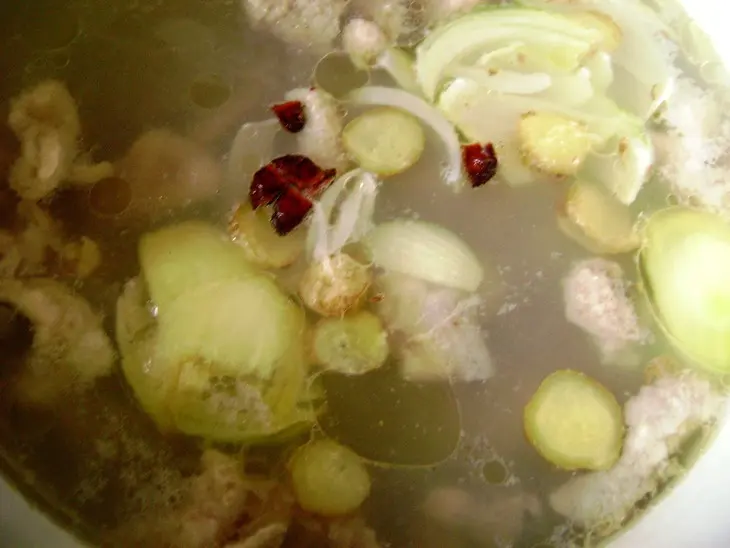 Ароматный суп по-китайски с овощами, лапшой и фаршированными фрикадельками: шаг 2