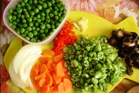 Ароматный суп по-китайски с овощами, лапшой и фаршированными фрикадельками: шаг 6