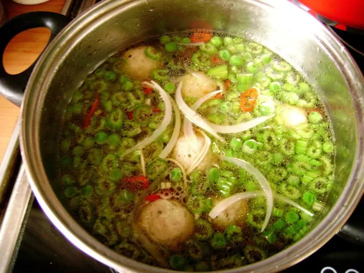 Ароматный суп по-китайски с овощами, лапшой и фаршированными фрикадельками: шаг 9
