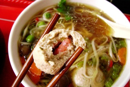 Ароматный суп по-китайски с овощами, лапшой и фаршированными фрикадельками: шаг 12