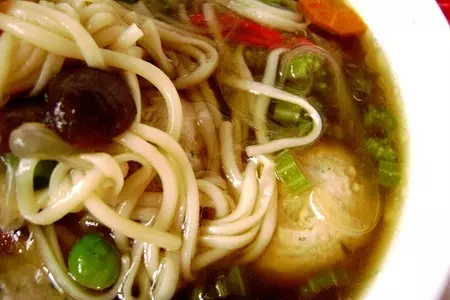 Ароматный суп по-китайски с овощами, лапшой и фаршированными фрикадельками: шаг 13