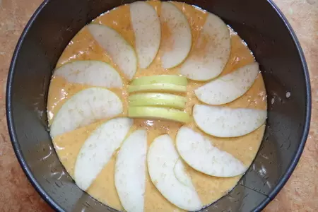 Яблочная шарлотка на сгущенном молоке с арахисом: шаг 6