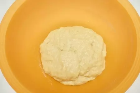 Медовый назук с орехами и грушей: шаг 2