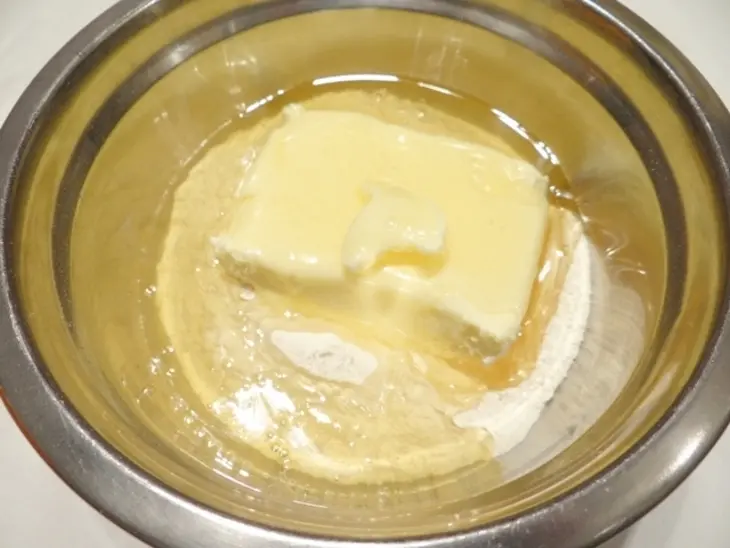 Медовый назук с орехами и грушей: шаг 3