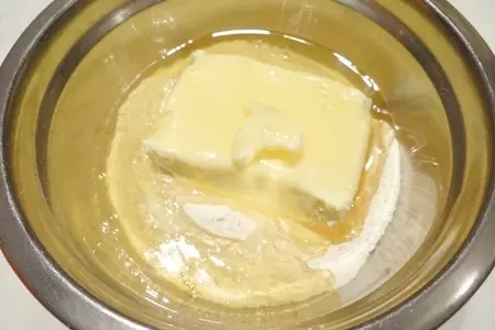 Медовый назук с орехами и грушей: шаг 3