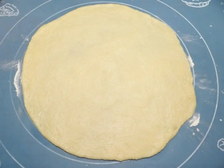 Медовый назук с орехами и грушей: шаг 6