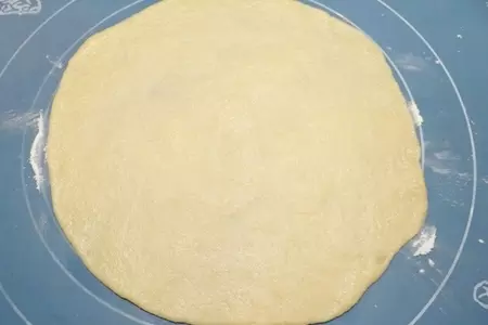 Медовый назук с орехами и грушей: шаг 6