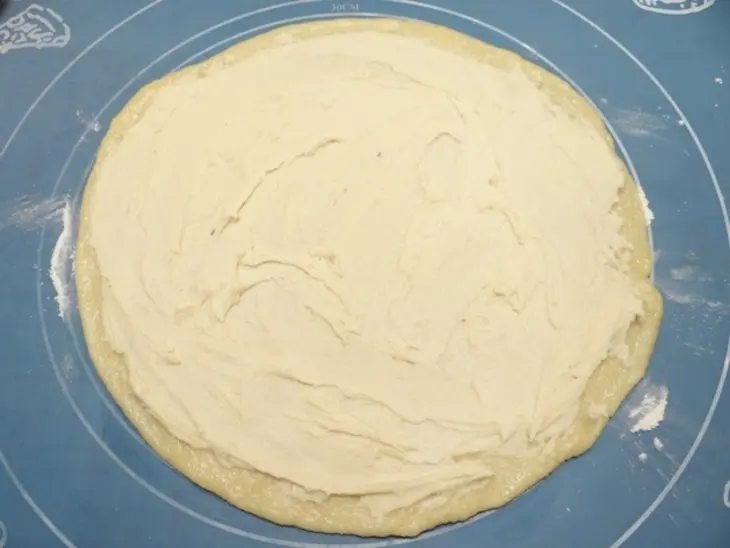 Медовый назук с орехами и грушей: шаг 7