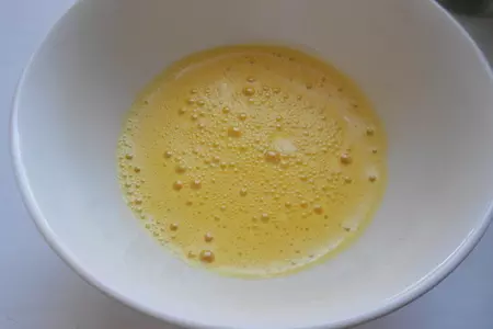 Шарлотка с яблоками: шаг 3